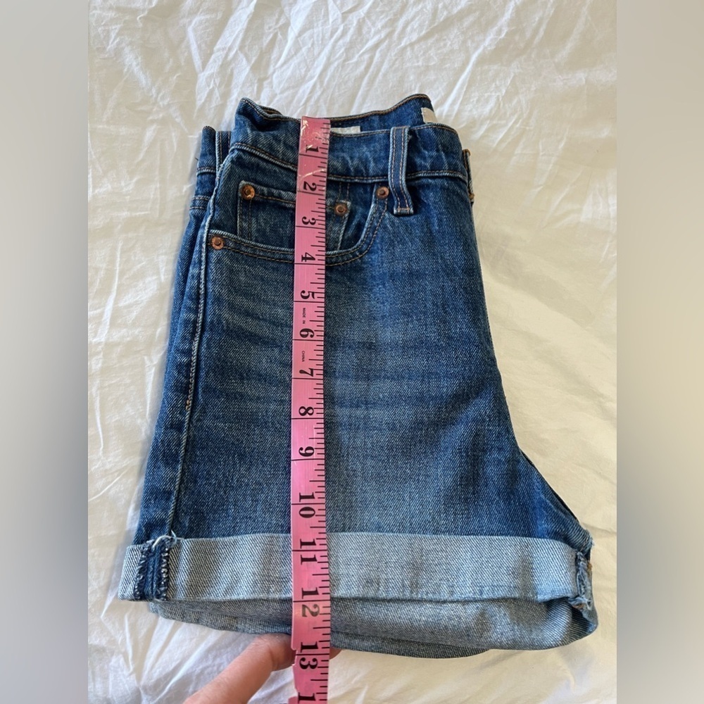 Levis | WMS SZ 27 | Wedgie Shorts | High Rise Button Fly Cuffed Hem Medium Wash - Picture 9 of 9